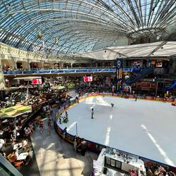 Im Einkaufszentrum gab es sogar eine Eislaufbahn. 🙈