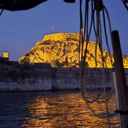 Alte Festung Mandraki bei Nacht