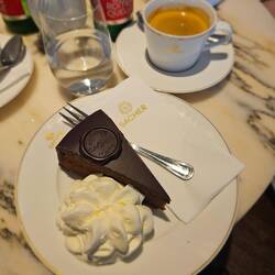 Cafe Sacher, Sachertorte 🤤