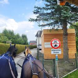 Die Schilder in Österreich sind niedlich