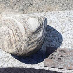 ältester Gesteinsbrocken: Bandgneis, ca. 1500 Mio Jahre alt