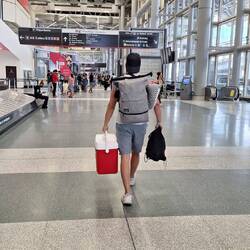 Mit der Kühlbox gings zur Gepäckabgabe