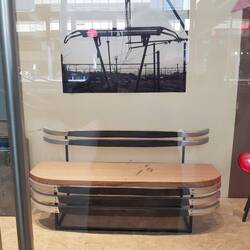 Bahnhof Brüssel, Upcycling gebrauchter Eisenbahnteile: Das waren mal Stromabnehmer!