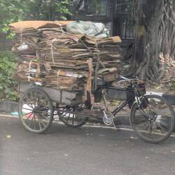 Neben Riesenschlitten auch der alte Drahtesel