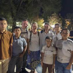 Gruppenfoto mit Englisch-Schülern und ihrer Lehrerin