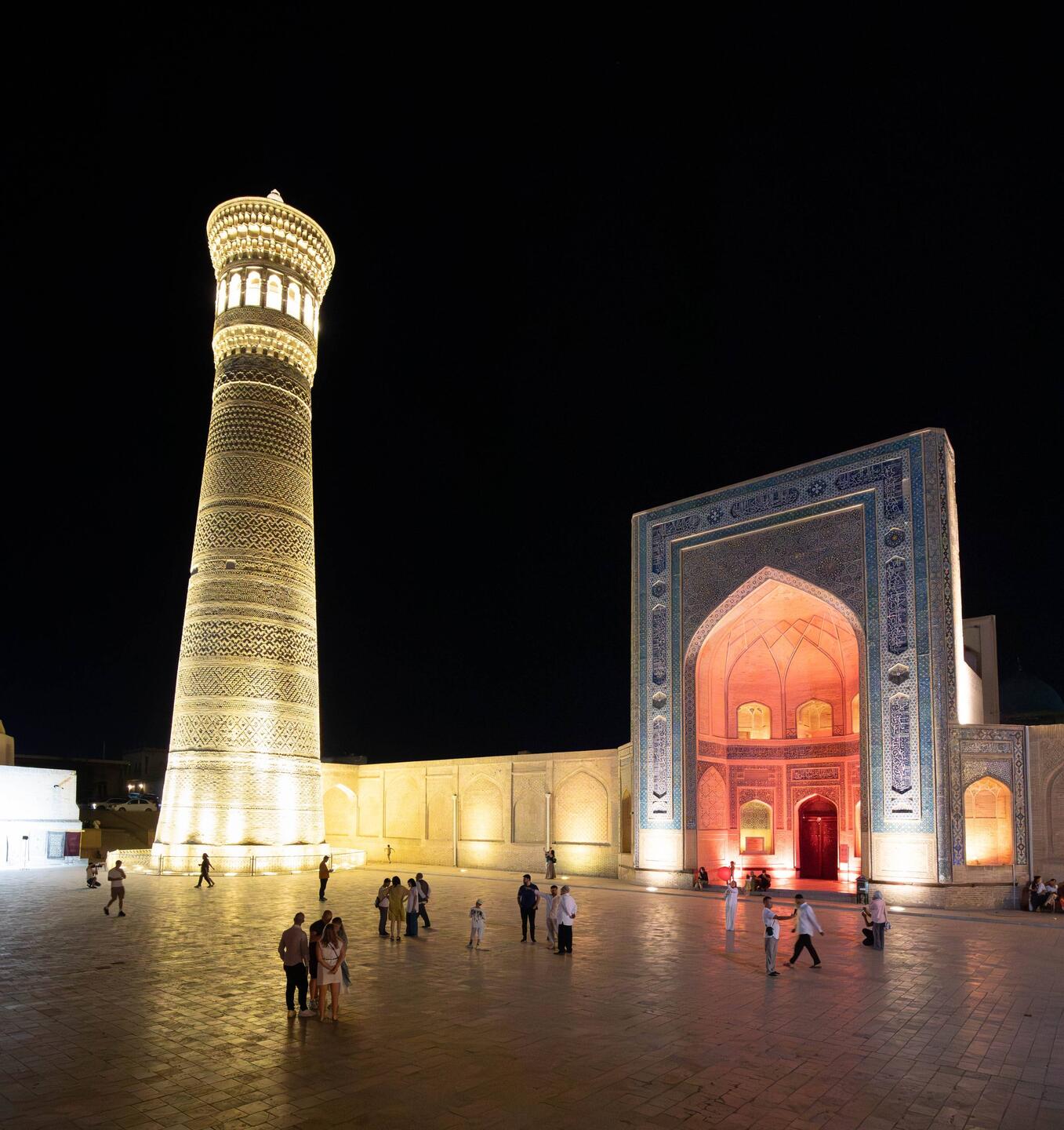 Das Kalan Minarett (das große Minarett) und die Kalan Moschee