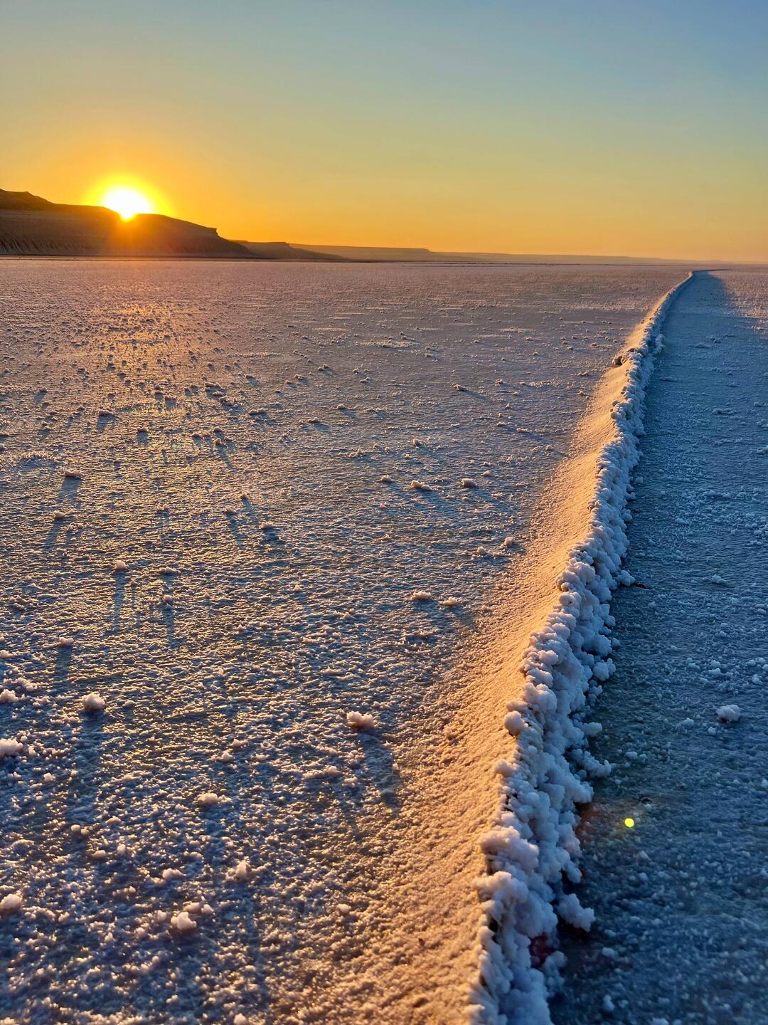 L'alba si riflette sul sale