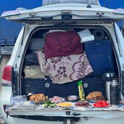 La cuoca ci ha lasciati e gli autisti hanno improvvisato un pranzo on the road