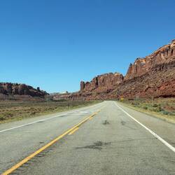 ...bis plötzlich rote Steine am Wegesrand auftauchen!