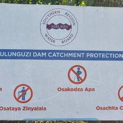 Treffendes Schild am Damm