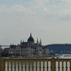 Parlament leider mit Absperrgitter