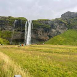 Wenn man ganz genau hinschaut, sieht man die Selfie-Spot Schlange hinter dem Wasserfall
