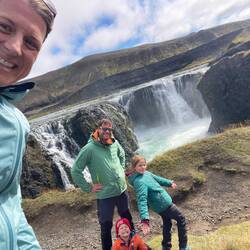 Hier, abseits der Ringstraße, im Hochland, sind wir fast alleine an diesem wunderschönen Wasserfall