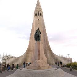 Hallgrimskirka. Ihre volle Pracht bewundert man am besten auf Google Maps Satellit...