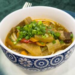 Lagman, eine Nudelsuppe mit Gemüse und Fleisch
