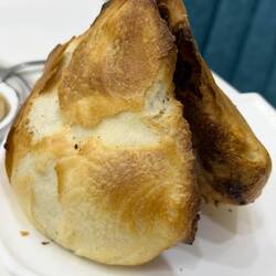 Knusprige Samsas, gefüllt mit Hackfleisch und Zwiebeln