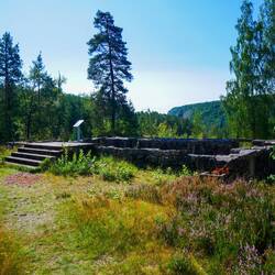 Fundamente der Siedlung um dad Kraftwerk