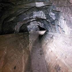 Im Tunnel mit Stirnlampe