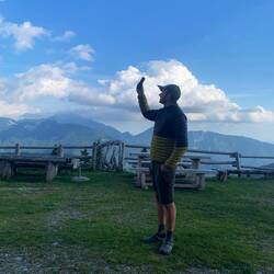 Felix checkt, wo die Sonne aufgehen wird