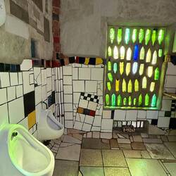 The men's WC (most artistic toilet Lilz has visited)