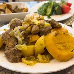 Dimlama, im Tontopf gedämpftes Fleisch und Gemüse