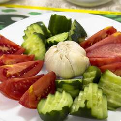 Tomaten- und Gurkensalat