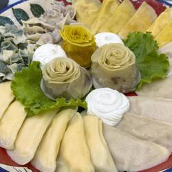 Gemischte Manti-Platte mit verschiedenen Füllungen (für 4 Personen)