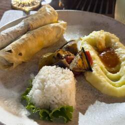 Kema Zarafshon, mit Hackfleisch gefüllte Pfannkuchen, dazu Kartoffelpüree und Reis