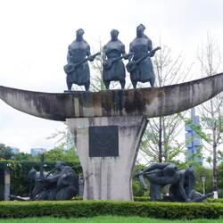 Wenn ich etwas am allerwenigsten erwartet habe, dann eine Statue für Gitarrenspieler.