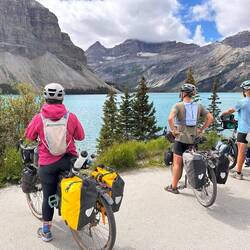 Die Bikergang begutachtet die blauen Seen