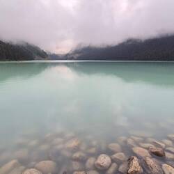 Auch Lake Louise selbst weiß mit Mystik zu punkten. Nicht im Bild: 294 Touristen am Ufer