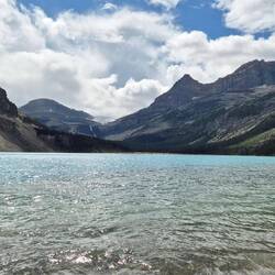 Am Ende von Bow Lake wartete der erste Gletscher auf uns. Zumindest in der Ferne