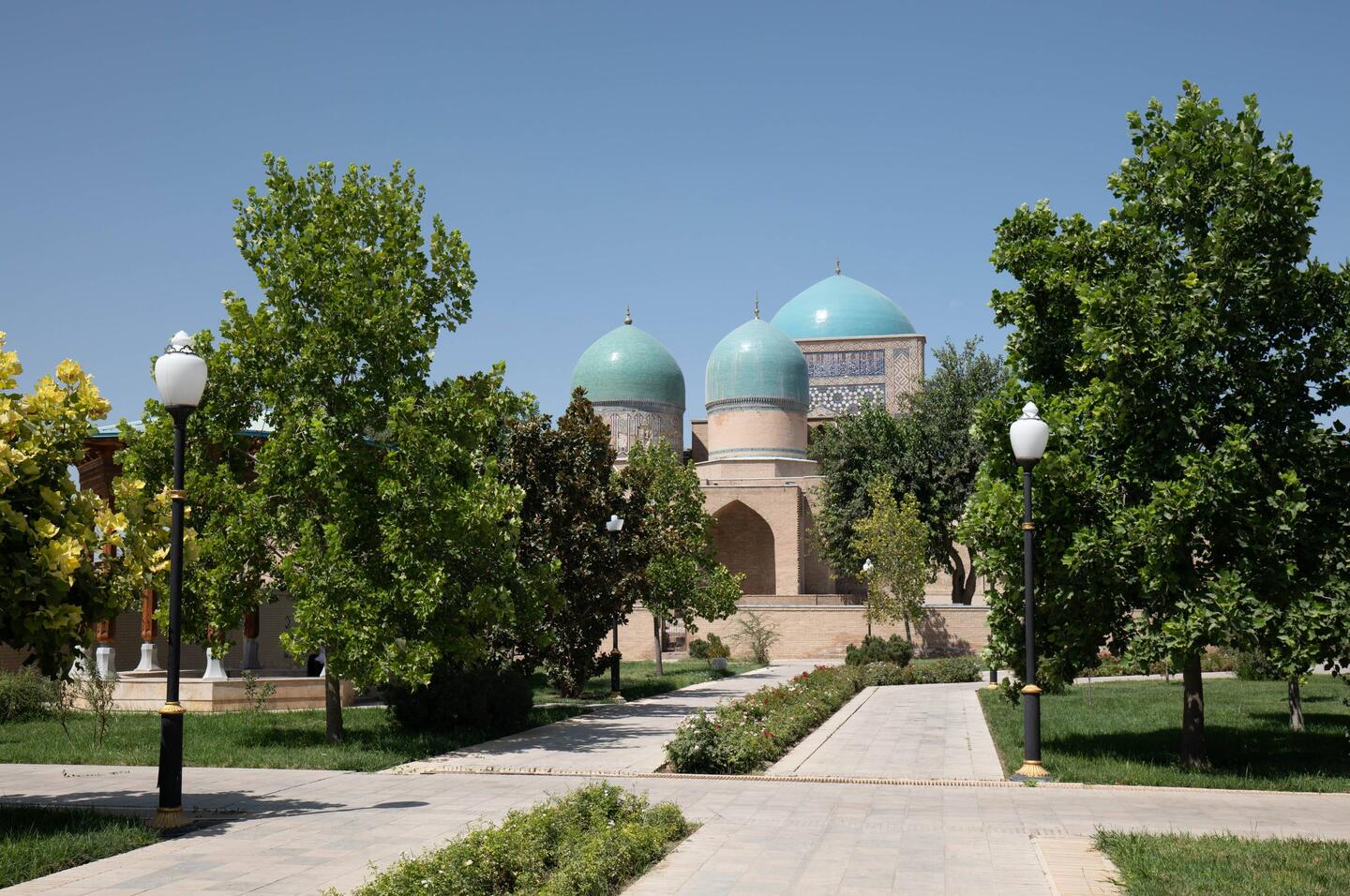Das Dorut Tilavat Mausoleum in Vordergrund, dahinter die Kok Gumbaz Moschee