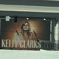 Kelly Poster was th first thing we saw when we reached the LV City limits (oy veh)