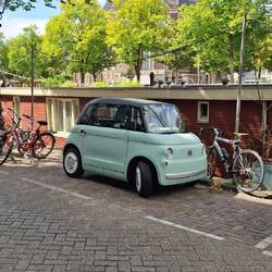 Größer dürfen die Autos hier auch nicht sein, bei den engen Straßen.