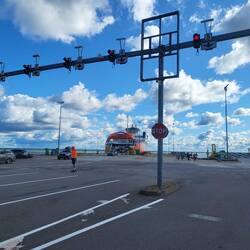 Im Fährhafen von Kuivastu.