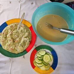 Es gibt Maispfannkuchen und Avocadocreme.