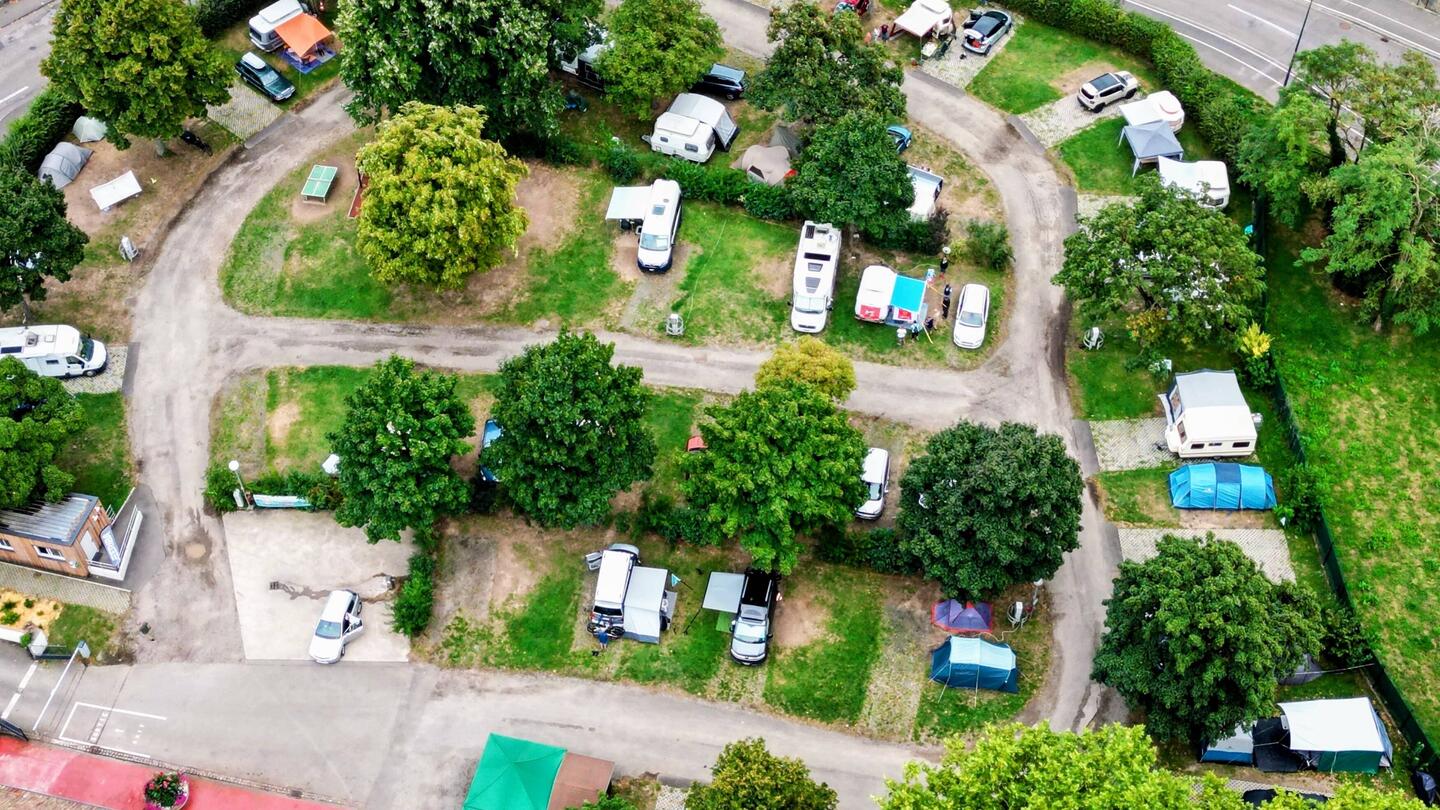 Der Campingplatz von der Drohne fotografiert