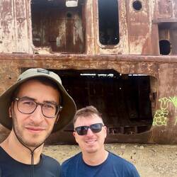 ⛴️🧍🏼🧍🏽