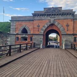 Restauriertes Tor mit Holzbrücke
