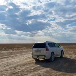 Una delle nostre auto e una molto tipica strada sterrata