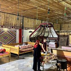 Cena tipica e pane fritto al momento. Si mangia su quelle strutture in legno con le gambe incrociate