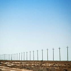 Dei pali della corrente a spezzare la monotonia