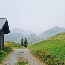 Ende der Regenwanderung in Sicht - der Hochtannbergpass.