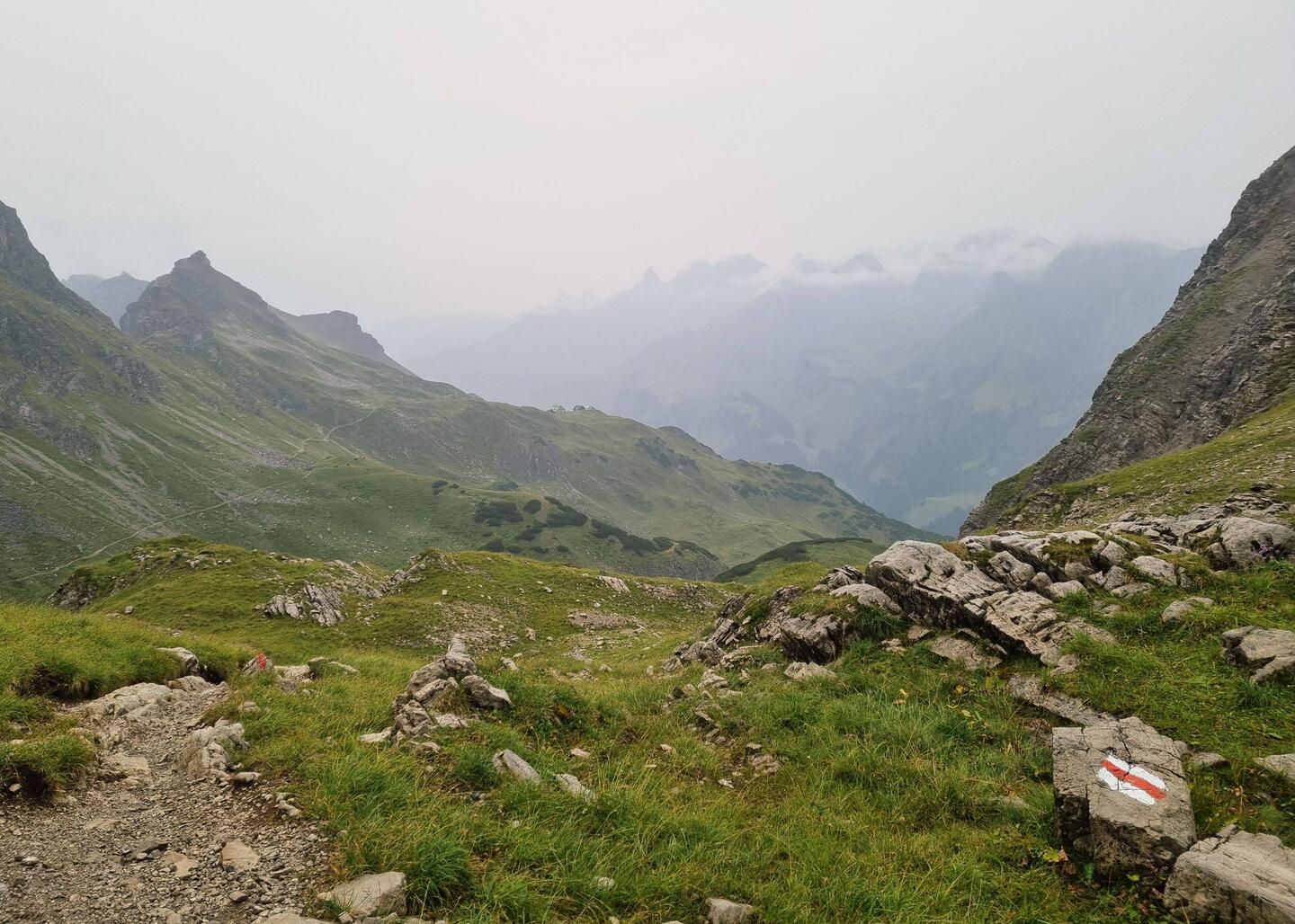 Aussicht auf die Berghütte und die nebelverhangenen Berge!😉