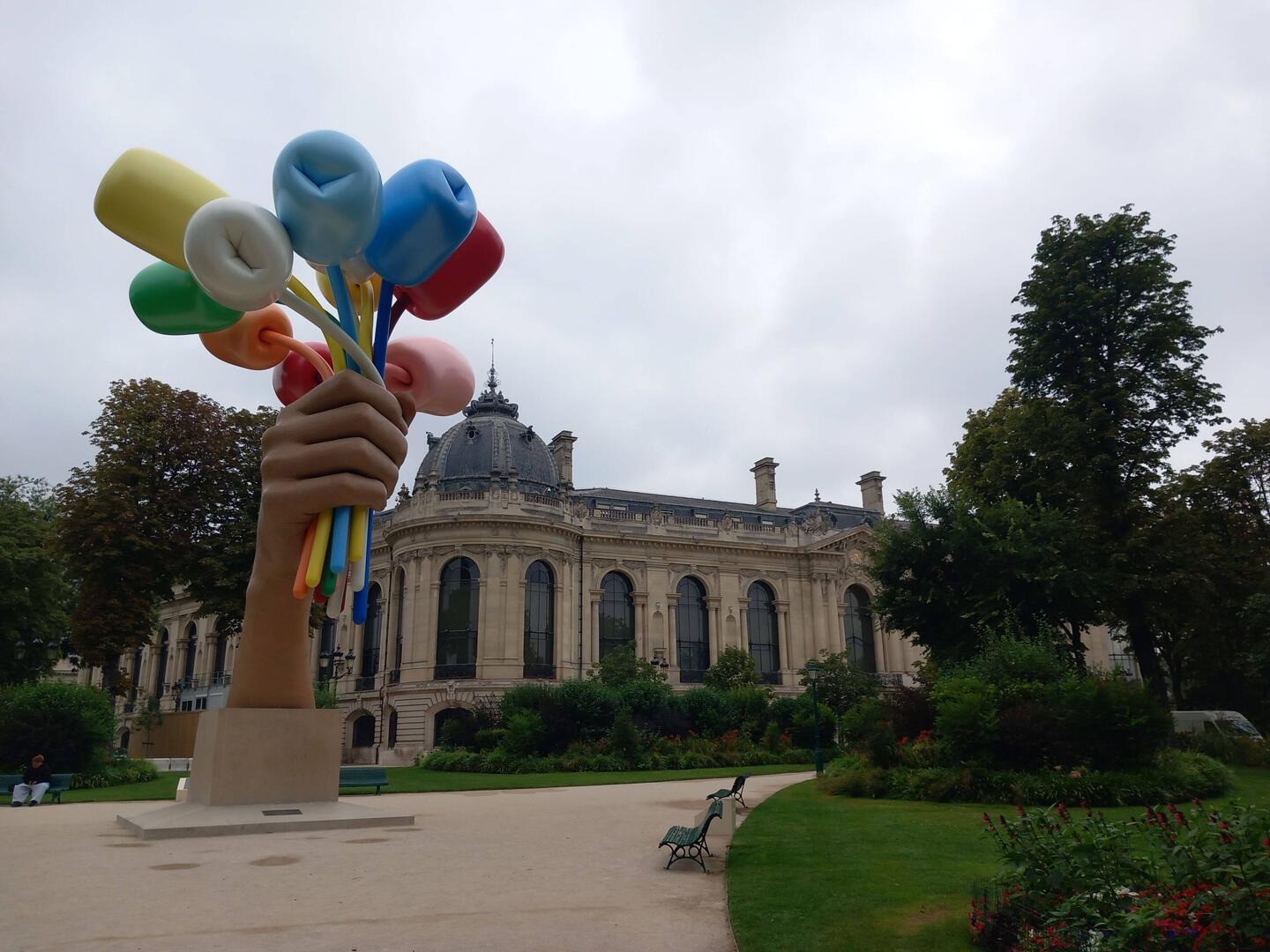 Derrière le Petit Palais.