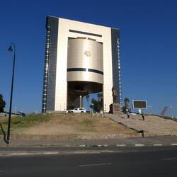 Die "Kaffeemaschine ". Spitzname für das Nationalmuseum, in dem es um die Unabhängigkeit Namibias ge