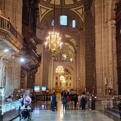Der Boden unter der Stadt sinkt ab, daher sieht man häufiger schiefe Gebäude