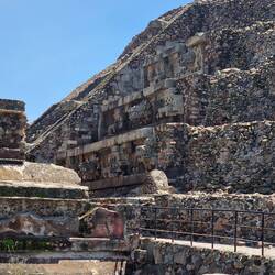 Eine weitere größere Pyramiede mit Skulpturen