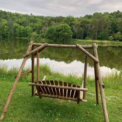 Nett hergerichtet an einem kleinen See